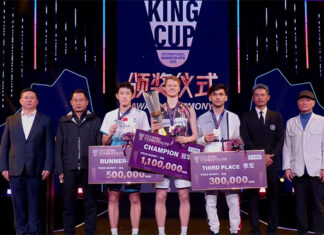 Anders Antonsen poses with the winners and Lin Dan during the award ceremony. (Photo: King Cup)