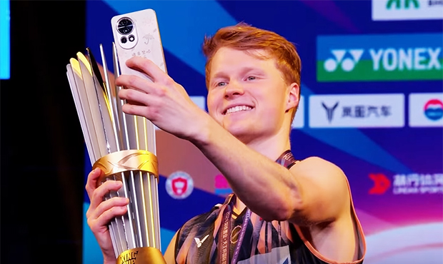 Anders Antonsen snaps a selfie at the award ceremony. (Photo: King Cup)
