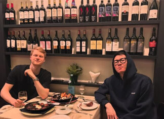 Lee Zii Jia and good friend Anders Antonsen are enjoying a delicious meal together. (Photo: Lee Zii Jia's Instagram)