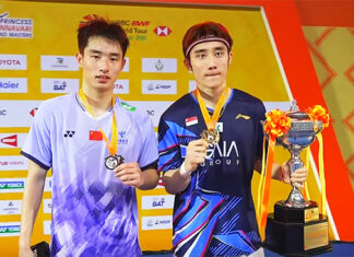 Jason Teh Jia Heng (R) and Wang Zhengxing pose for pictures at the awards ceremony. (Photo: BWF)