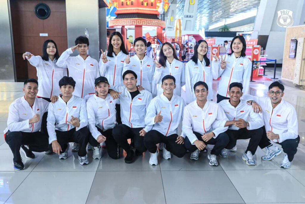 The Indonesian badminton team posed for a group photo before departing for the 2025 Badminton Asia Mixed Team Championships (BAMTC) at Soekarno-Hatta International Airport on Saturday, February 8, 2025. (Photo: PBSI)