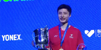 📸 Shi Yuqi lifts the All England trophy after seven years. (Photo: BWF)