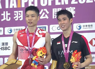 Loh Kean Yew (right) shares a moment of celebration with Chou Tien Chen during the 2025 Taipei Open awards ceremony. (Photo: BWF)