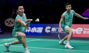 Aaron Chia and Soh Wooi Yik cruise past compatriots to book their spot in the 2025 Thailand Open semifinals. (Photo: AFP)