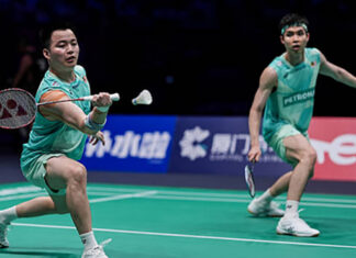 Aaron Chia and Soh Wooi Yik cruise past compatriots to book their spot in the 2025 Thailand Open semifinals. (Photo: AFP)