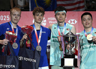 Aaron Chia and Soh Wooi Yik celebrate their thrilling victory at the 2025 Thailand Open — their second title of the season with William Kryger Boe/Christian Faust Kjaer during the awards ceremony. (Photo: BWF)