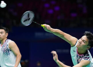 Goh Sze Fei and Nur Izzuddin regroup after a challenging first-round win at the 2025 Indonesia Open. (Photo: AFP)