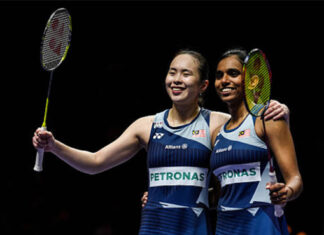 Pearly Tan and Thinaah celebrate after winning their semifinal match at the 2025 Indonesia Open. (Photo: AFP)