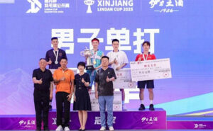 Ng Ka Long lifts the trophy after winning the men’s singles title at the 2025 Lin Dan Cup Urumqi station. (Photo: Lin Dan Cup)