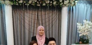 Ong Yew Sin and Aya Ohori at their marriage registration ceremony in Melaka, smiling alongside the registration officials. (Photo: NRD Melaka)