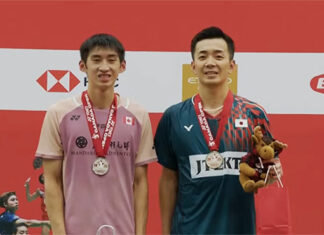 Kenta Nishimoto and Victor Lai pose together during the award ceremony after the men’s singles final. (Photo: BWF)
