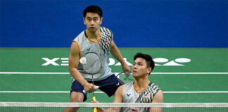 Goh Sze Fei and Nur Izzuddin celebrate their opening-round win at the 2025 Japan Open, setting the tone for their title defense. (Photo: AFP)