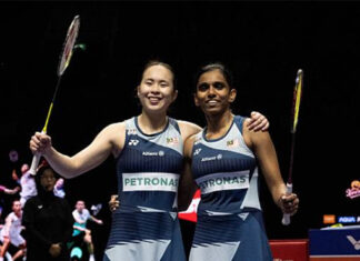 Malaysia’s women’s doubles pair Pearly Tan and M. Thinaah training under national coach Rosman Razak. (Photo: AFP)