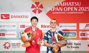 Shi Yuqi (L) celebrates his Japan Open victory, delivering China’s first men’s singles title at the event since Lin Dan in 2015. (Photo: Shi Tang/Getty Images)