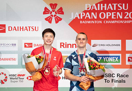 Shi Yuqi (L) celebrates his Japan Open victory, delivering China’s first men’s singles title at the event since Lin Dan in 2015. (Photo: Shi Tang/Getty Images)