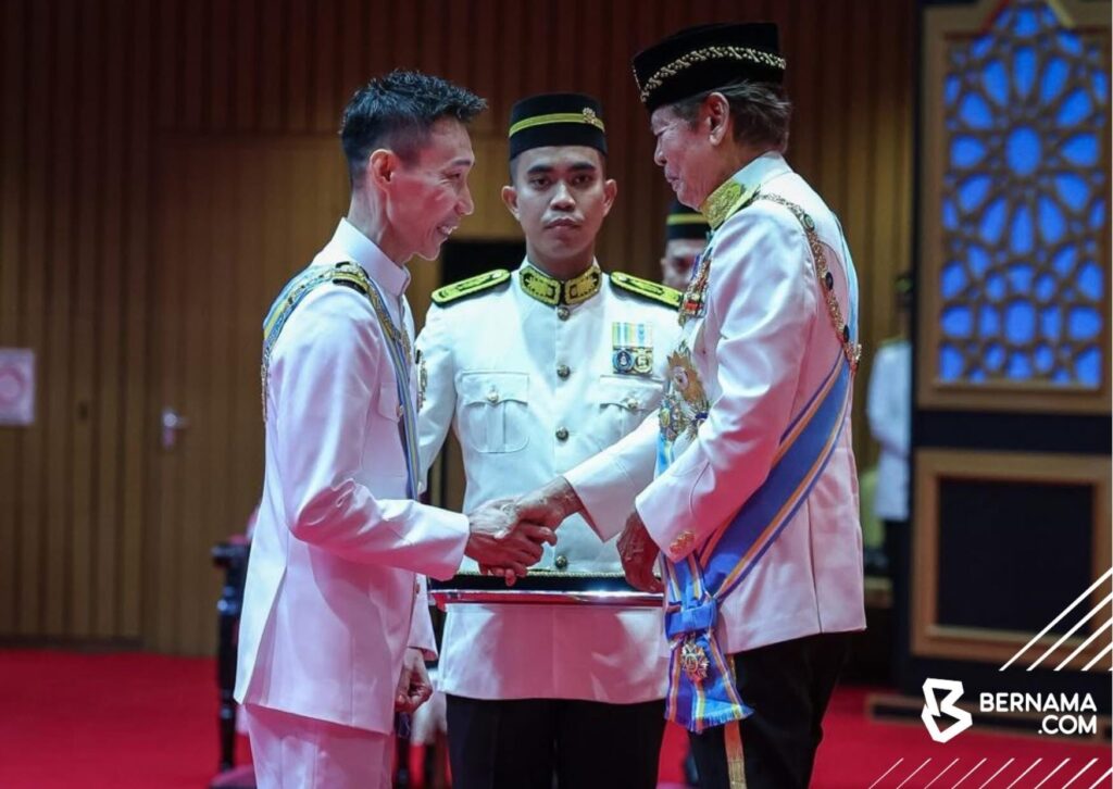 Lee Chong Wei Receives DGPN Title of ‘Datuk Seri’ in Penang. (Photo: Bernama)