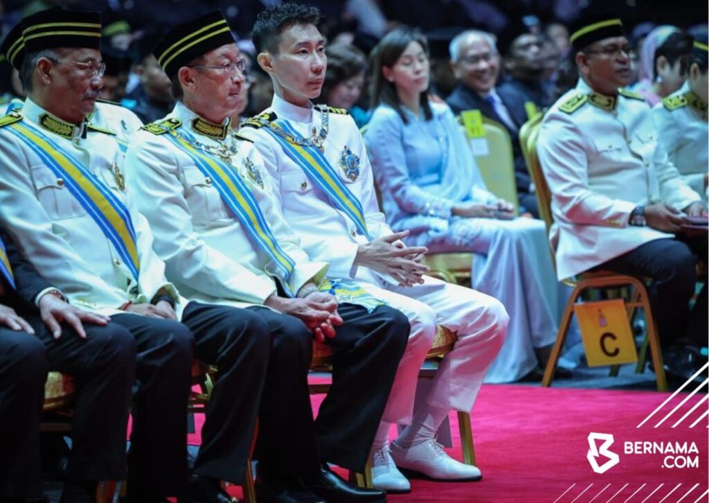 Malaysian badminton icon Lee Chong Wei receives the prestigious DGPN award, earning the title ‘Datuk Seri’. (Photo: Bernama)