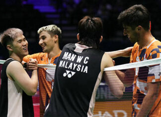 Man Wei Chong and Tee Kai Wun greet Christo and Toma Junior Popov following their opening-round clash at the 2025 Badminton World Championships in Paris. (Photo: AFP)