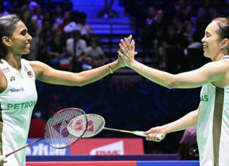 Pearly Tan and Thinaah Muralitharan celebrate their historic win at the 2025 Badminton World Championships in Paris. (Photo: AFP)