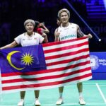 Chen Tang Jie and Toh Ee Wei proudly holding the Malaysian flag after winning the gold medal at the 2025 Badminton World Championships. (Photo: AFP)