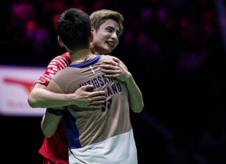 Shi Yu Qi congratulated by Kunlavut Vitidsarn after an epic men’s singles final at the 2025 Badminton World Championships in Paris. (Photo: AFP)