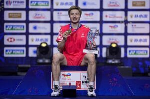 Shi Yu Qi smiling proudly while showing off his gold medal after a hard-fought final in Paris. (Photo: AFP)