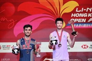 Li Shifeng (R) lifts the 2025 Hong Kong Open men’s singles trophy after a commanding win over Lakshya Sen. (Photo: AFP)