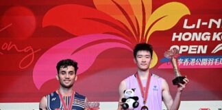 Li Shifeng (R) lifts the 2025 Hong Kong Open men’s singles trophy after a commanding win over Lakshya Sen. (Photo: AFP)