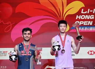Li Shifeng (R) lifts the 2025 Hong Kong Open men’s singles trophy after a commanding win over Lakshya Sen. (Photo: AFP)