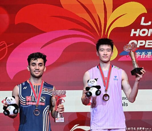 Li Shifeng (R) lifts the 2025 Hong Kong Open men’s singles trophy after a commanding win over Lakshya Sen. (Photo: AFP)