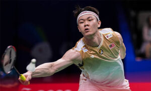 Lee Zii Jia endured another heartbreaking exit, this time retiring in the decider of his 2025 China Masters first-round match against Taiwan’s Lin Chun Yi. (Photo: AFP)