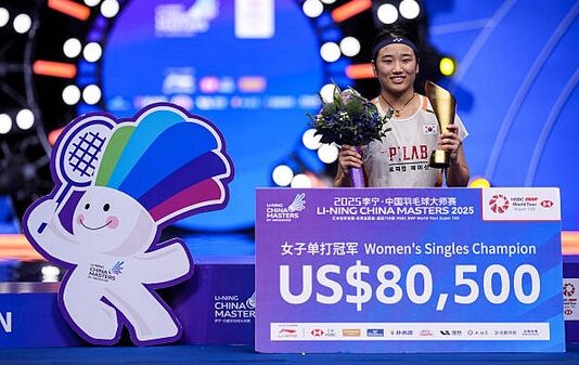 An Se Young celebrates her 2025 China Masters title at the podium. (Photo: AFP)