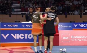 An Se Young helps Pornpawee Chochuwong off court after injury in Korea Open 2025 semifinal. (Photo: BWF)
