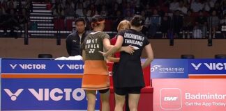 An Se Young helps Pornpawee Chochuwong off court after injury in Korea Open 2025 semifinal. (Photo: BWF)