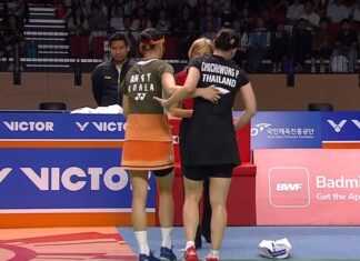 An Se Young helps Pornpawee Chochuwong off court after injury in Korea Open 2025 semifinal. (Photo: BWF)