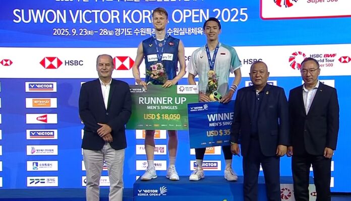 Jonatan Christie poses with his gold medal after winning the 2025 Korea Open men’s singles title. (Photo: BWF)