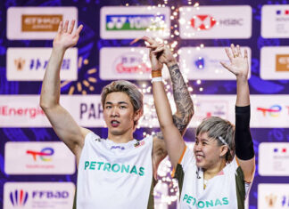 Chen Tang Jie and Toh Ee Wei waving to fans during the award ceremony at the 2025 BWF World Championships after winning the mixed doubles gold medal, representing Malaysia proudly on the podium. (Photo: AFP)