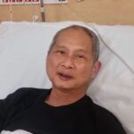 Malaysian badminton coach Wong Tat Meng in a hospital bed as he speaks to fans in a recovery video shared by Roketto Badminton. (Photo: Roketto Badminton)