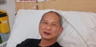 Malaysian badminton coach Wong Tat Meng in a hospital bed as he speaks to fans in a recovery video shared by Roketto Badminton. (Photo: Roketto Badminton)