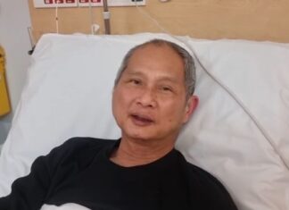 Malaysian badminton coach Wong Tat Meng in a hospital bed as he speaks to fans in a recovery video shared by Roketto Badminton. (Photo: Roketto Badminton)