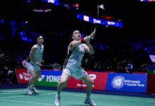Aaron Chia and Soh Wooi Yik celebrate after defeating Kittinupong Kedren and Dechapol Puavaranukroh to reach the 2025 Arctic Open final. (Photo: AFP)