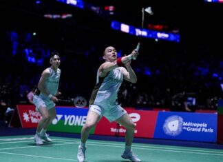 Aaron Chia and Soh Wooi Yik celebrate after defeating Kittinupong Kedren and Dechapol Puavaranukroh to reach the 2025 Arctic Open final. (Photo: AFP)