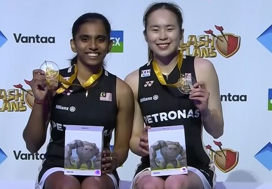 Pearly Tan and Thinaah Muralitharan celebrate after winning the 2025 Arctic Open women’s doubles title. (Photo: BWF)