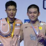 Chou Tien Chen (L) poses with runner-up Kunlavut Vitidsarn during the 2025 Arctic Open awards ceremony. (Photo: BWF)