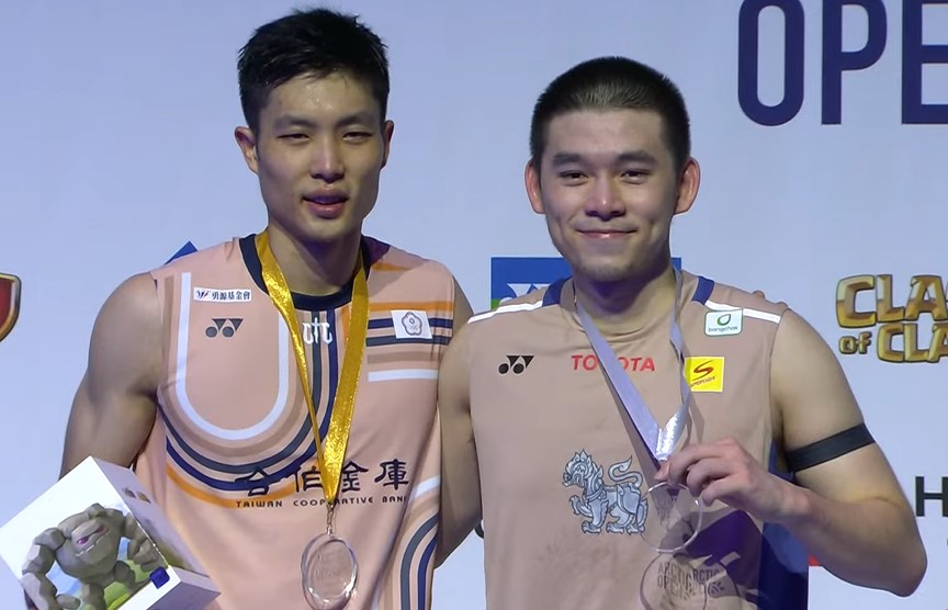 Chou Tien Chen (L) poses with runner-up Kunlavut Vitidsarn during the 2025 Arctic Open awards ceremony. (Photo: BWF)