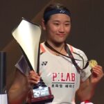 An Se Young poses with her trophy after winning the 2025 Denmark Open women’s singles title. (Photo: AFP)