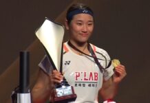 An Se Young poses with her trophy after winning the 2025 Denmark Open women’s singles title. (Photo: AFP)
