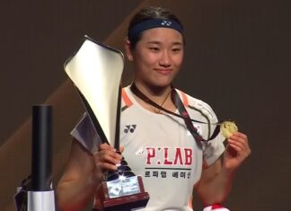 An Se Young poses with her trophy after winning the 2025 Denmark Open women’s singles title. (Photo: AFP)