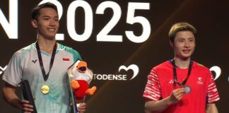 Jonatan Christie and Shi Yuqi pose for photos after the men’s singles final at the 2025 Denmark Open. (Photo: BWF)