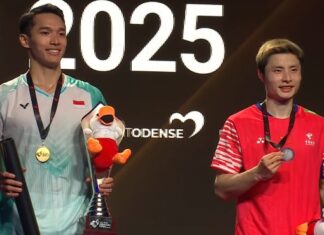 Jonatan Christie and Shi Yuqi pose for photos after the men’s singles final at the 2025 Denmark Open. (Photo: BWF)